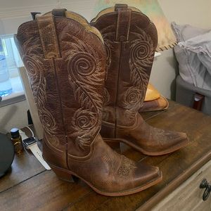 Justin Snip Toe Cowboy Boots Size 7.5